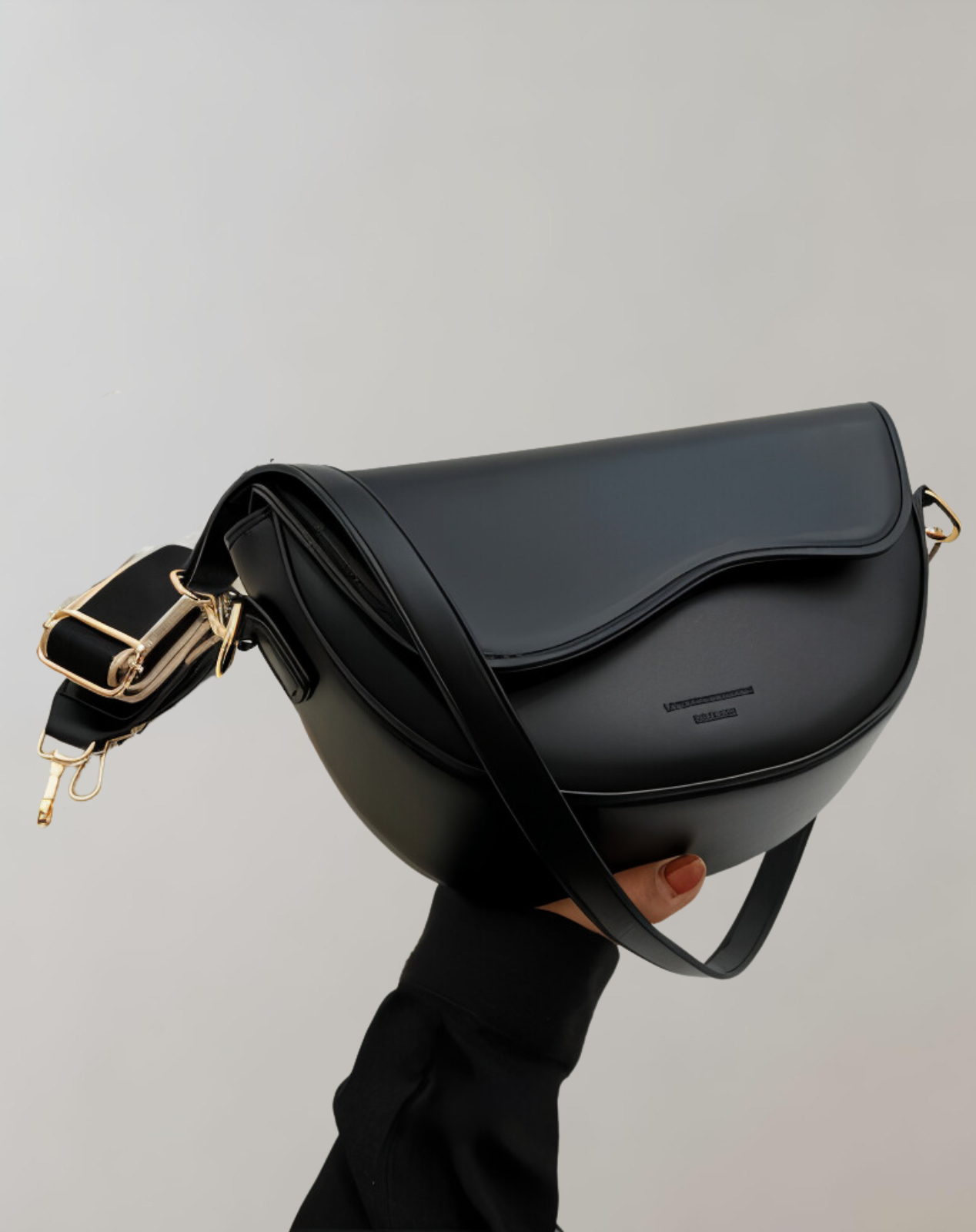 Xyline – Halbmond-Crossbody-Tasche mit Gurtband