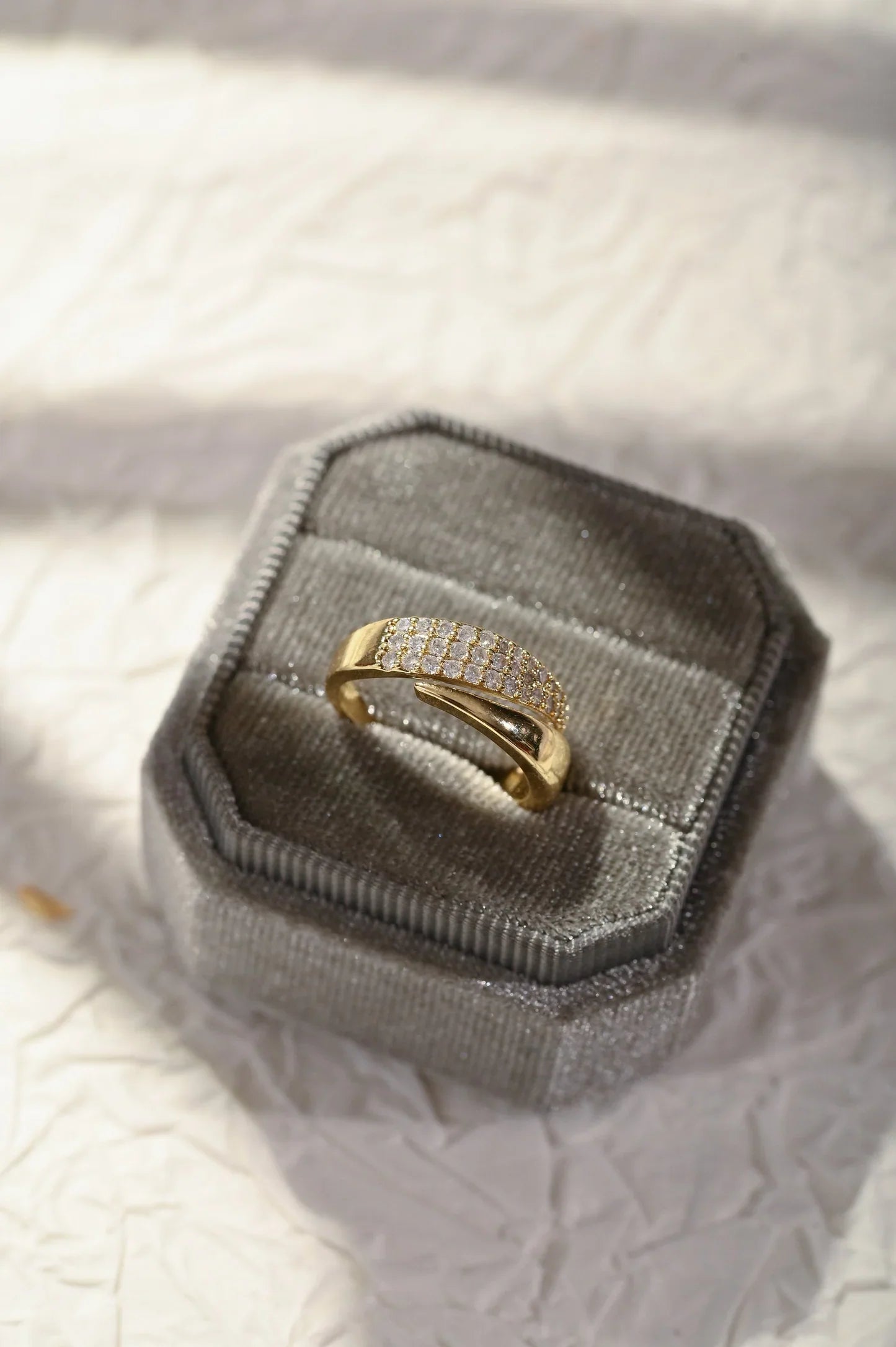 Elegant Gold Ring With Sparkling Stones (1+1 FREE)